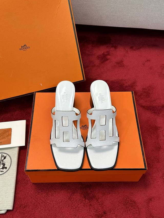 厂价 Hermès 爱马仕经典镂空h粗跟拖鞋 极约复古的设计 浓厚的异域风情 时髦感十足、随便上脚都很有腔调 简简单单的款式随便搭配一下高级感就很棒 百搭的颜色