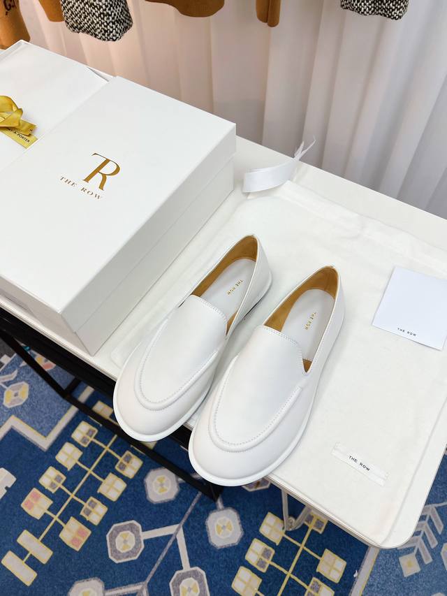 The Row_新款复古乐福鞋 新款the Row乐福鞋，第一眼看到这个鞋子就爱上了，带点复古味随意搭配都好看！各大网红博主都在穿它，前后无港宝，整个鞋子非常柔