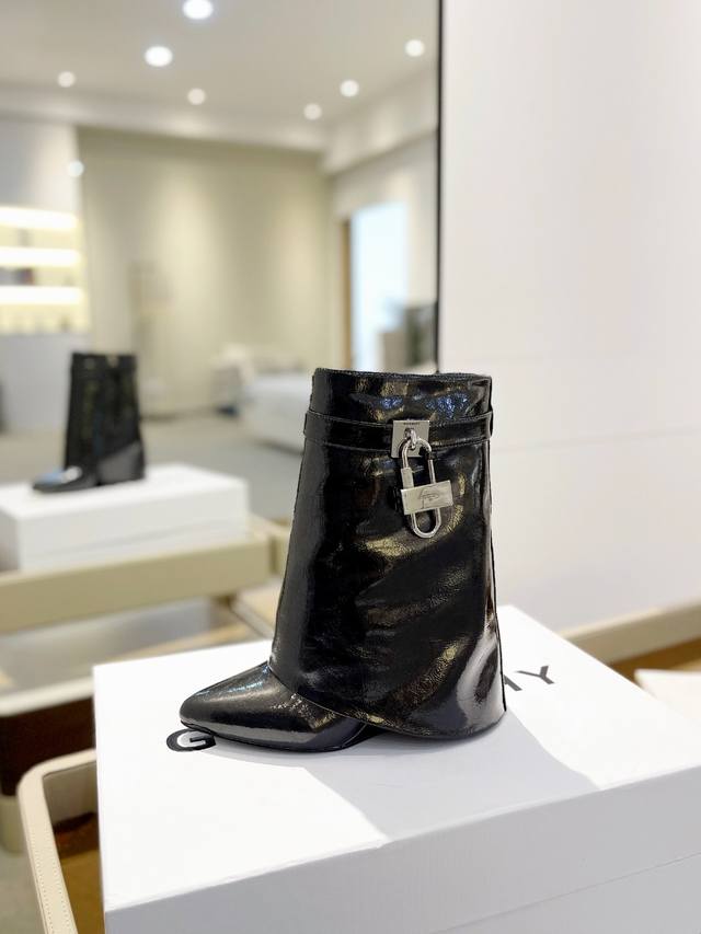 价格： 专柜正品级定制版本 Givenchy0 新款高跟层压皮皱短靴，市面最高版本 纪梵希 锁扣 皱漆款 风靡整个时尚圈 原版开发鞋型超级正 最高还原度鞋型 包