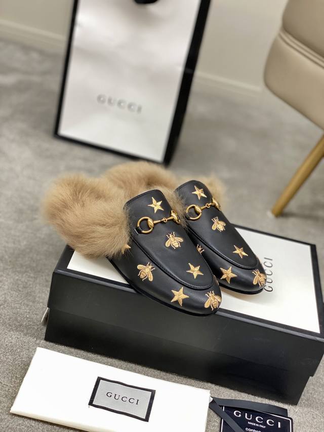 出厂价皮底 Gucci 古奇 光面半拖 ，鞋面材质 皮面，内里垫脚全羊皮，2色入选，系列拖鞋已成为gucci系列的主打单品，别出心裁而充满摩登气息，配饰是对马衔