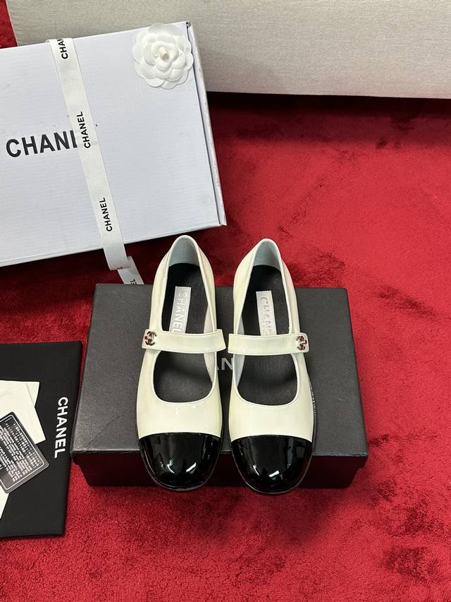 厂价 Chanel 23K玛丽珍全系列版面！ 秋冬单鞋系列属于小爆款 上图必卖 可可爱爱的玛丽珍造型，原版开模五金！ 鞋面牛皮 内里羊皮，真皮大底。 跟高2Cm