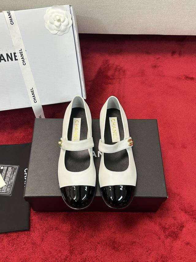 厂价 Chanel 23K玛丽珍全系列版面！ 秋冬单鞋系列属于小爆款 上图必卖 可可爱爱的玛丽珍造型，原版开模五金！ 鞋面牛皮 内里羊皮，真皮大底。 跟高2Cm