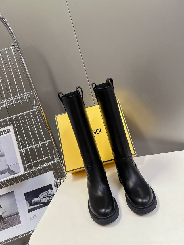 顶级版本fendi 芬迪秋冬走秀主推系列 当季新品秀款靴子 简约的设计 极具辨识度logo小细节老花点缀 高级感满满的，鞋面进口牛皮跟ff拼接 高端大气上档次且