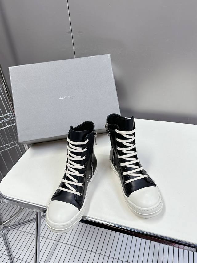 男10 Ro欧文斯rickowens 主线 情侣款西瓜头款式 纽扣牛仔布材质，和针车间距都是极致还原！ 质感细腻无敌，奢侈品的触感！ 牛仔布内里包大底tpu奶香