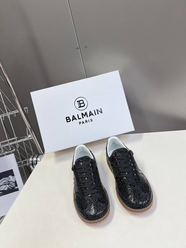 巴尔曼balmain复古情侣款德训鞋；阿甘鞋；运动鞋 这款系带休闲运动鞋妥妥的美式复古风格～ 上脚超级好看舒适经典百搭的绝绝子单品！ 高丝光面料 牛皮面料 羊皮