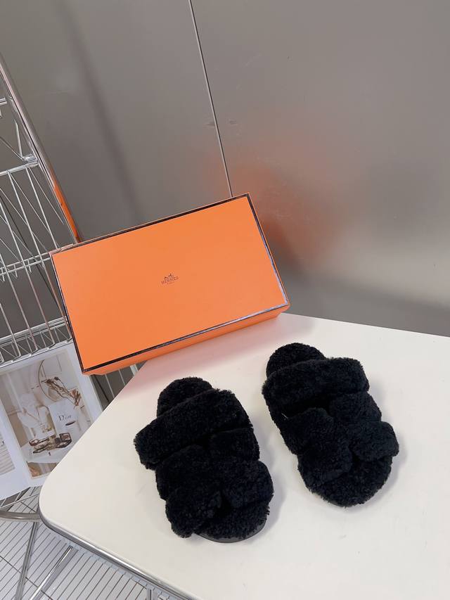 男装10 爱马仕皮毛一体卷糕毛二舅拖 今年面料均选用a+皮毛一体卷糕毛 毛茸茸的 敲可爱的，踩云脚感，光脚或者搭配个袜子穿，都时髦的不行哦 鞋底是原版开模tpu