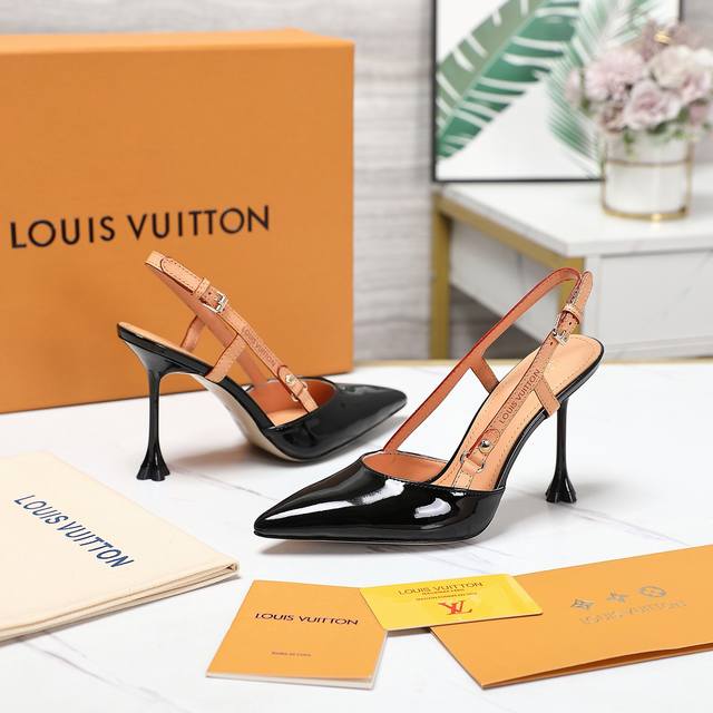 顶级品质 Loui* Vuitte** 新款梅花跟凉鞋 本款 Blossom 高跟鞋选用绒面羊皮革，以漆面牛皮革编织大号蝴蝶结。利落尖头和花卉形状鞋跟道出系列辨