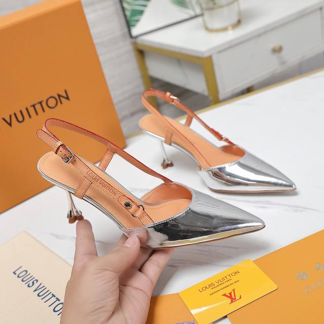 顶级品质 Loui* Vuitte** 新款梅花跟凉鞋 本款 Blossom 高跟鞋选用绒面羊皮革，以漆面牛皮革编织大号蝴蝶结。利落尖头和花卉形状鞋跟道出系列辨