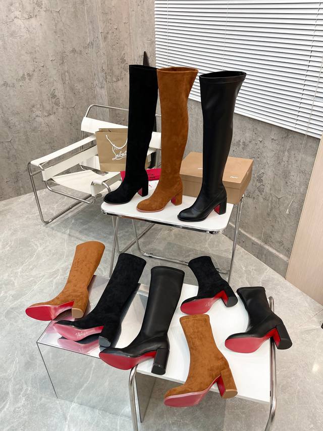 元： Christian Louboutin Cl 年重磅推出新款粗跟弹力踝靴，经典而精致，线条流畅纤细。配有70毫米方形鞋跟。筒高22寸。 面料：弹力天鹅绒面