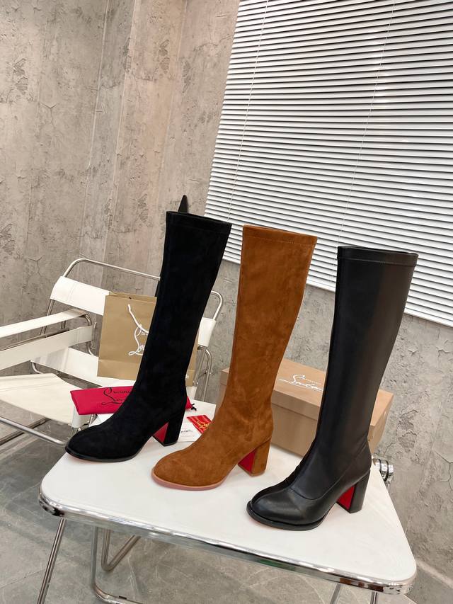 元： Christian Louboutin Cl 年重磅推出新款粗跟弹力踝靴，经典而精致，线条流畅纤细。配有70毫米方形鞋跟。根据场合，将它拉至小腿,一对鞋可