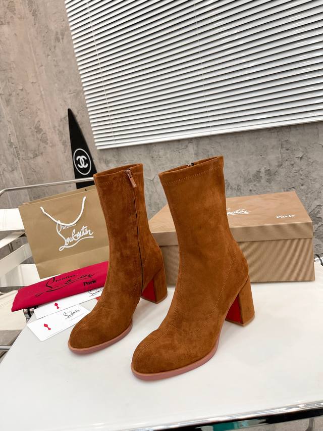 元： Christian Louboutin Cl 年重磅推出新款粗跟弹力踝靴，经典而精致，线条流畅纤细。配有70毫米方形鞋跟。根据场合，将它拉至小腿或放松至脚