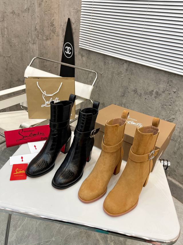 元： Christian Louboutin Cl 年重磅推出新款粗跟厚底靴，采用亮泽小牛皮材质打造。侧面亮眼点缀 松紧 镀金 Christian Loubou