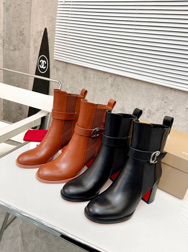 元： Christian Louboutin Cl 年重磅推出新款粗跟厚底靴，采用亮泽小牛皮材质打造。侧面亮眼点缀 松紧 镀金 Christian Loubou