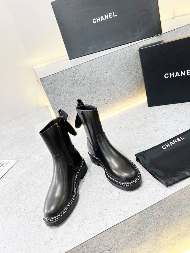 香奈儿双c花结子女神的不二选择chanel 高品质专柜级- Chanelaa 小香新款双c瘦腿切尔希短靴 顶级代购级别稀品上新。鞋面意大利进口打蜡小牛皮+，原版