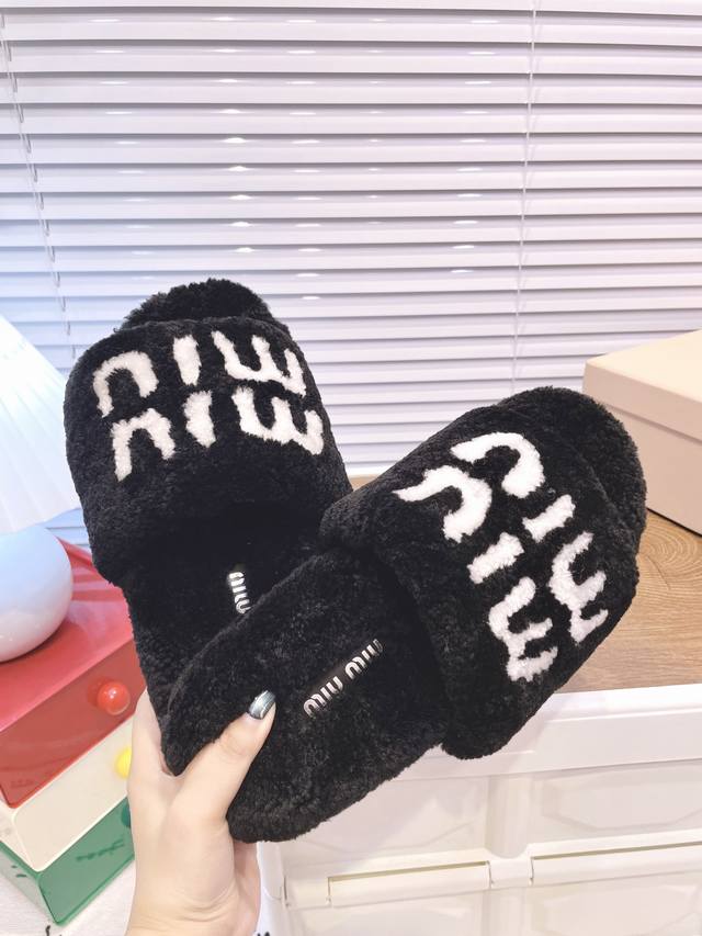 Miumiu｜秋冬新品毛毛拖 居家还是外穿都是百搭时髦单品，秋冬搭配袜子，太好看了吧 鞋面进口澳洲真羊毛内里垫脚羊毛，原版防滑橡胶大底！ Size：35-39