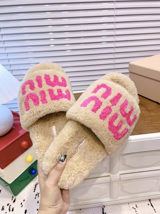 Miumiu｜秋冬新品毛毛拖 居家还是外穿都是百搭时髦单品，秋冬搭配袜子，太好看了吧 鞋面进口澳洲真羊毛内里垫脚羊毛，原版防滑橡胶大底！ Size：35-39