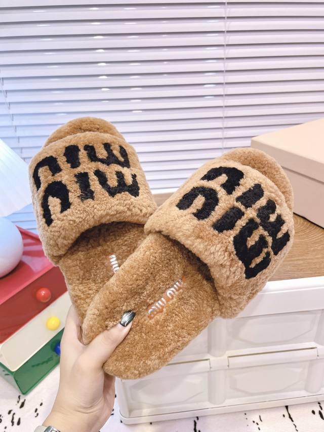 Miumiu｜秋冬新品毛毛拖 居家还是外穿都是百搭时髦单品，秋冬搭配袜子，太好看了吧 鞋面进口澳洲真羊毛内里垫脚羊毛，原版防滑橡胶大底！ Size：35-39