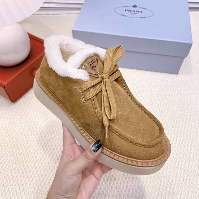 栗色沙色黑色 Prada 普拉达24秋冬新款△ 三角标厚底靴 浅口雪地靴 鞋面牛反绒 内里真羊毛 冬天在也不拍冻脚啦！ Size：35-40 41 42定做不退