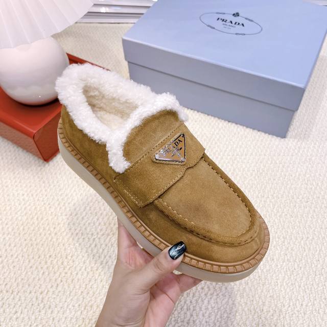 栗色黑色 Prada 普拉达24秋冬新款△ 三角标厚底靴 浅口雪地靴 鞋面牛反绒 内里真羊毛 冬天在也不拍冻脚啦！ Size：35-40 41 42定做不退换