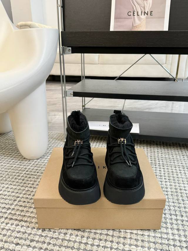 厚底 Inuikii雪地靴 .鞋面采用进口牛京防水羽绒布、光泽细腻，柔软的面料不仅增加舒适度且兼具保暖效果！ 鞋面：采用进口牛京防水羽绒 内里: 真羊毛内里 大