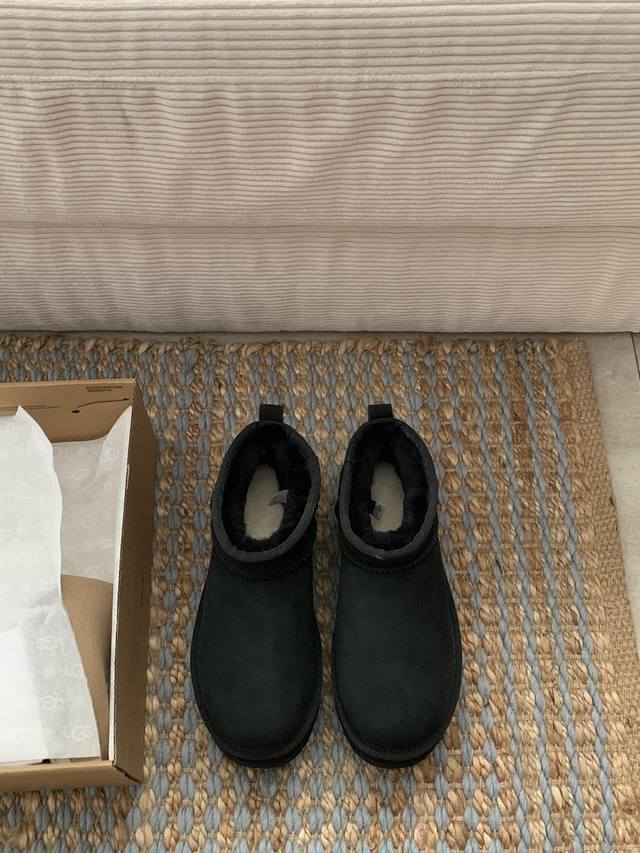 黑色细节羚羊棕细节工厂价 Ugg迷你3Cm厚底 周冬雨同款 王炸版本. 第一批必须必须是最好的 休闲经典迷你短靴舒适短筒靴 采用隆丰皮毛一体 版本升级面料加厚