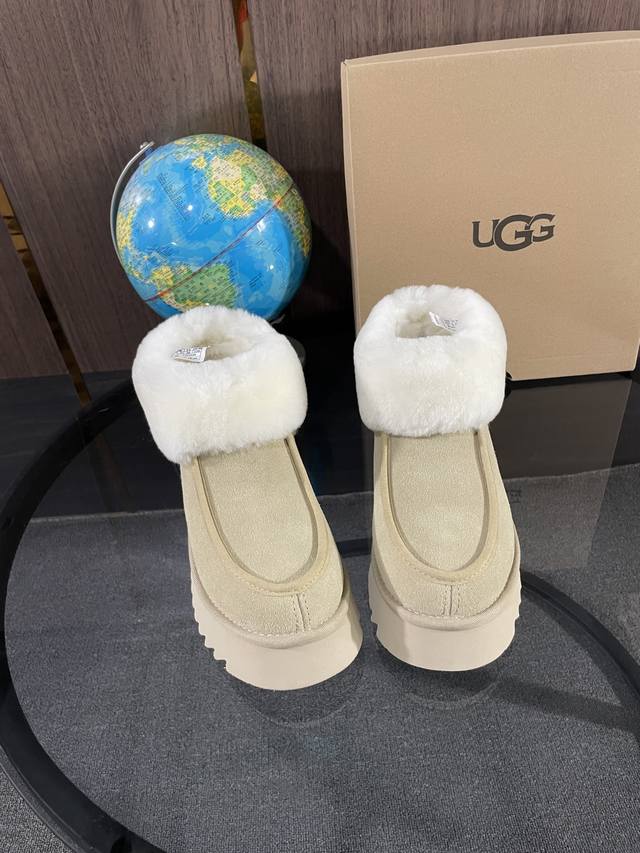 Ugg最新款，延续一直爆火的小圆头设计，增加最新防滑搓衣板大底，浓浓密密的翻口毛，百搭，看看我家的头型胆位，历经3个月的多次调试而成。 牛皮反绒面，隆丰羊毛里，