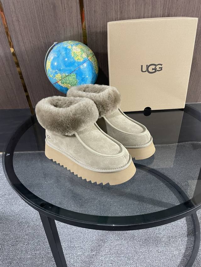 Ugg最新款，延续一直爆火的小圆头设计，增加最新防滑搓衣板大底，浓浓密密的翻口毛，百搭，看看我家的头型胆位，历经3个月的多次调试而成。 牛皮反绒面，隆丰羊毛里，