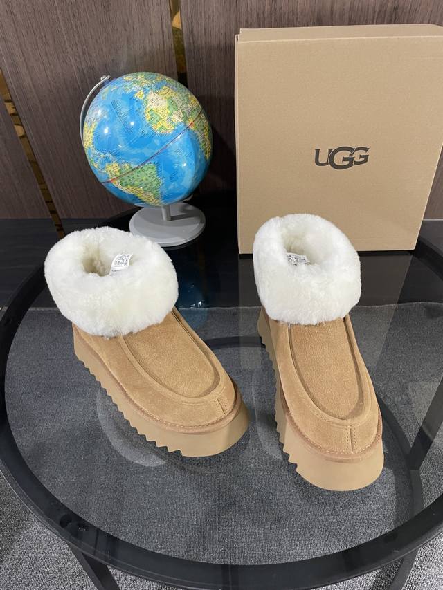 Ugg最新款，延续一直爆火的小圆头设计，增加最新防滑搓衣板大底，浓浓密密的翻口毛，百搭，看看我家的头型胆位，历经3个月的多次调试而成。 牛皮反绒面，隆丰羊毛里，
