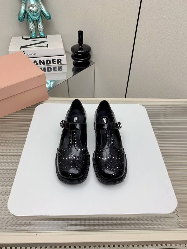出厂 高版本 Miumiu 缪缪 24Ss最新秀款 英伦风布洛克玛丽珍鞋 文艺又复古 搭配起来又甜又酷 上脚超显腿细腿长 搭配裙子牛仔都好看 Miu粉绝对不会错