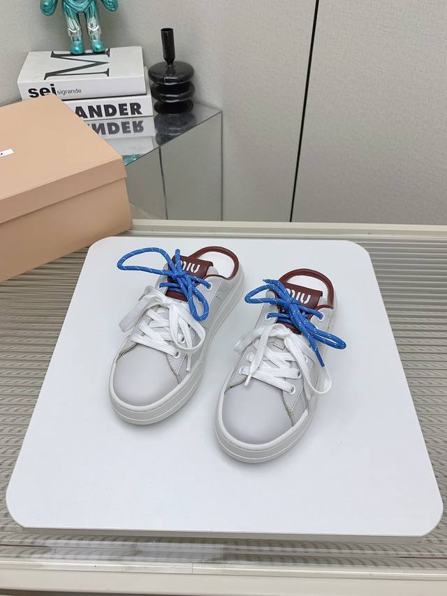 出厂 高版本 Miumiu 缪缪 24Ss 新款秋冬季 休闲鞋，美到心坎上啦！ 柔软的真皮材质，触感细腻，亲肤舒适。 独特的设计，时尚又百搭，无论是搭配牛仔裤还