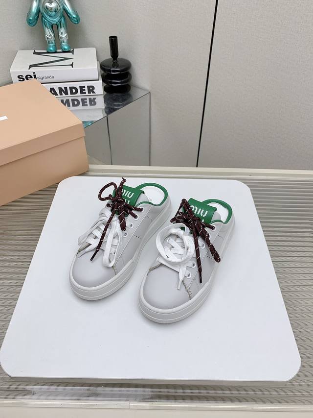 出厂 高版本 Miumiu 缪缪 24Ss 新款秋冬季 休闲鞋，美到心坎上啦！ 柔软的真皮材质，触感细腻，亲肤舒适。 独特的设计，时尚又百搭，无论是搭配牛仔裤还