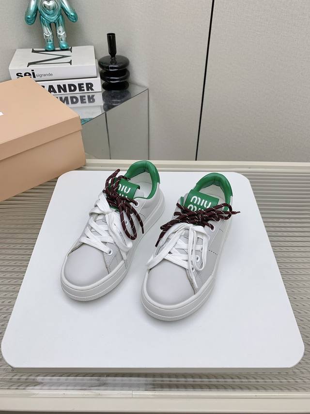 出厂 高版本 Miumiu 缪缪 24Ss 新款秋冬季 休闲鞋，美到心坎上啦！ 柔软的真皮材质，触感细腻，亲肤舒适。 独特的设计，时尚又百搭，无论是搭配牛仔裤还