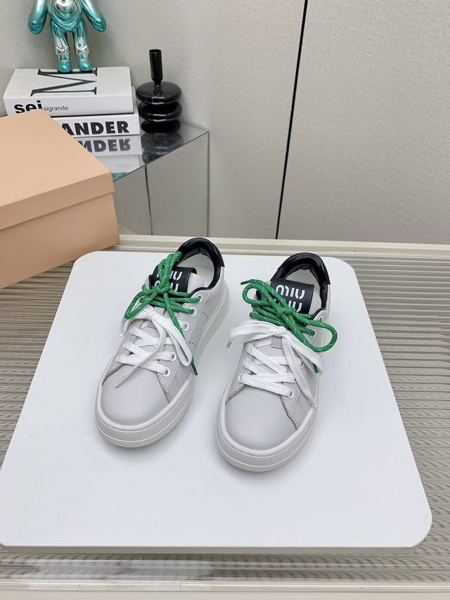 出厂 高版本 Miumiu 缪缪 24Ss 新款秋冬季 休闲鞋，美到心坎上啦！ 柔软的真皮材质，触感细腻，亲肤舒适。 独特的设计，时尚又百搭，无论是搭配牛仔裤还