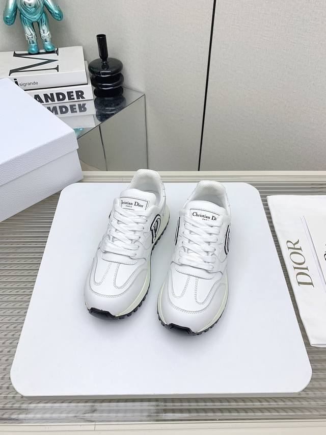出厂 高版本 Dior 迪奥 24秋新款全新休闲运动鞋‘以牛皮革和网眼织物制作，轻盈透气。侧边的cd字母非常有dior辩识度，运动风设计融合流苏细节也增添了一丝