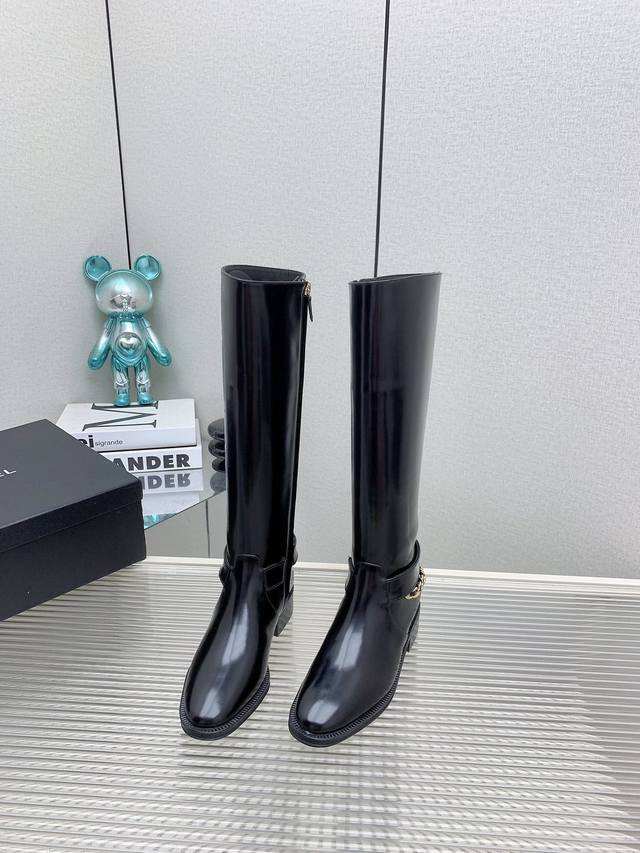 出厂 高版本 经典之作 *香奈儿秋冬手工坊系列 链条装饰骑士靴新品 帅气靴型 搭配链条和双c大logo装饰 极高辨识度 靴筒设计思路有别与传统骑士靴的硬挺 此款