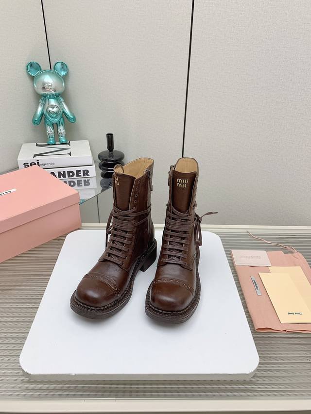 出厂短靴 。长靴 高版本 Miu Miu Fw24 New Arrival～ 缪缪秋冬秀款 短靴新品经典机车靴造型，帅气摩登 代购级别断货王爆款 Miumiu谬