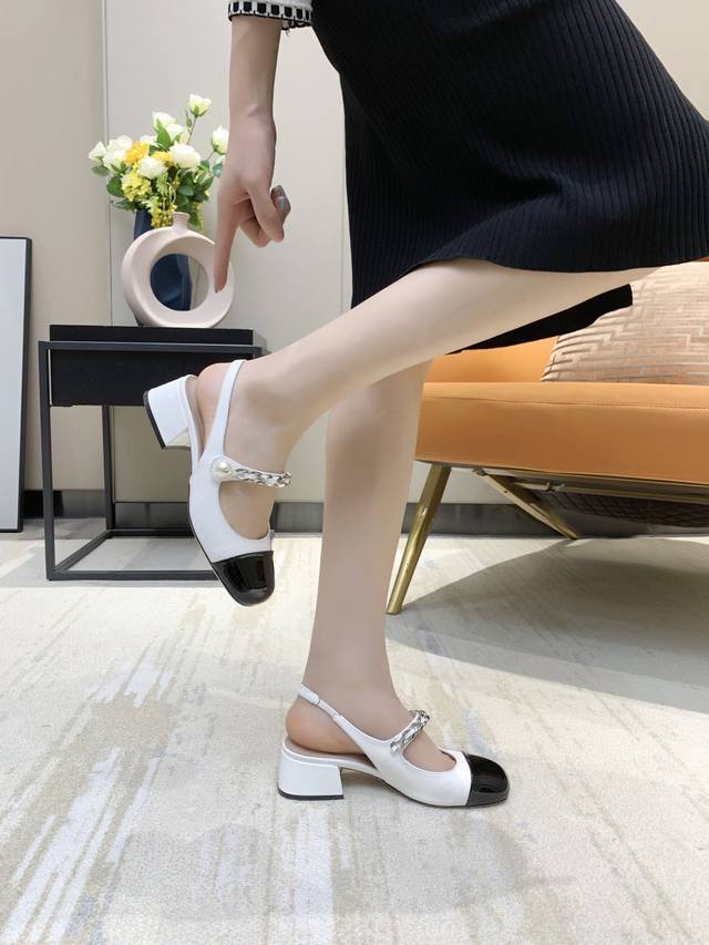 年miumiu早春单鞋，方头粗跟链条珍珠一字带拼接，黑配白漆皮拼接粗跟女单鞋 面料：进口软牛漆皮 內里：白色进口粒面羊皮里 大底：原版进口真皮大底 饰品：银色链