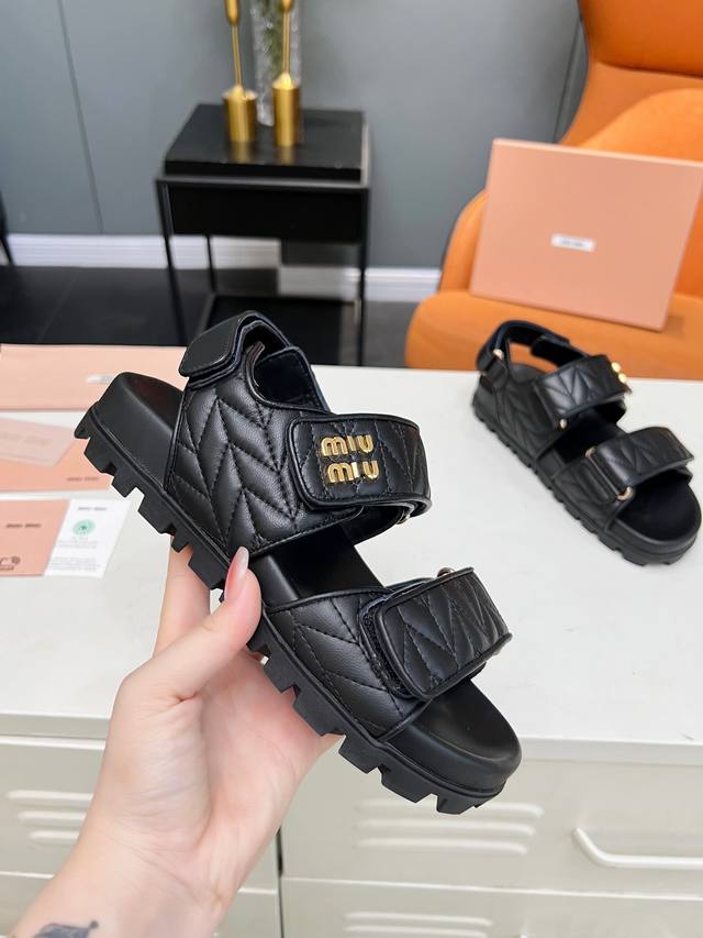 年miumiu早春凉拖鞋，电绣加miumiu标扣，时尚休闲， 面料：进口粒面软羊皮、加海棉刺绣 內里：进口粒面软羊皮 包水台：进口软羊皮 成型大底：原版一比一开