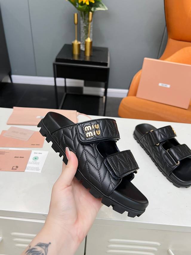 年miumiu早春凉拖鞋，电绣加miumiu标扣，时尚休闲， 面料：进口粒面软羊皮、加海棉刺绣 內里：进口粒面软羊皮 包水台：进口软羊皮 成型大底：原版一比一开
