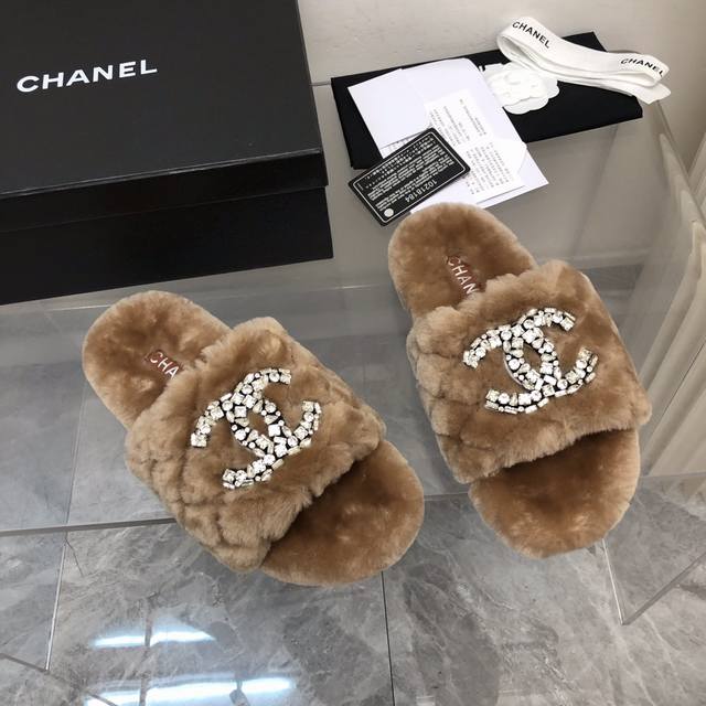 电绣版 - Chanel香奈儿毛毛拖chanel 早秋水钻毛拖系列。独家开模大底 C#Logo 休闲搭百搭又时髦，定制加厚羊毛 纯手缝工线, 更牢固. 节细决定