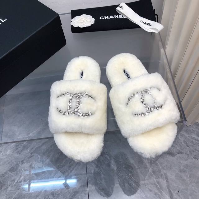 Chanel香奈儿毛毛拖chanel 早秋水钻毛拖系列。独家开模大底 C#Logo 休闲搭百搭又时髦，定制加厚羊毛 纯手缝工线, 更牢固. 节细决定品质 细腻，
