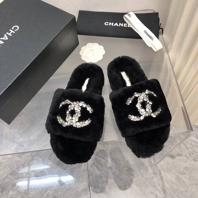 Chanel香奈儿毛毛拖chanel 早秋水钻毛拖系列。独家开模大底 C#Logo 休闲搭百搭又时髦，定制加厚羊毛 纯手缝工线, 更牢固. 节细决定品质 细腻，