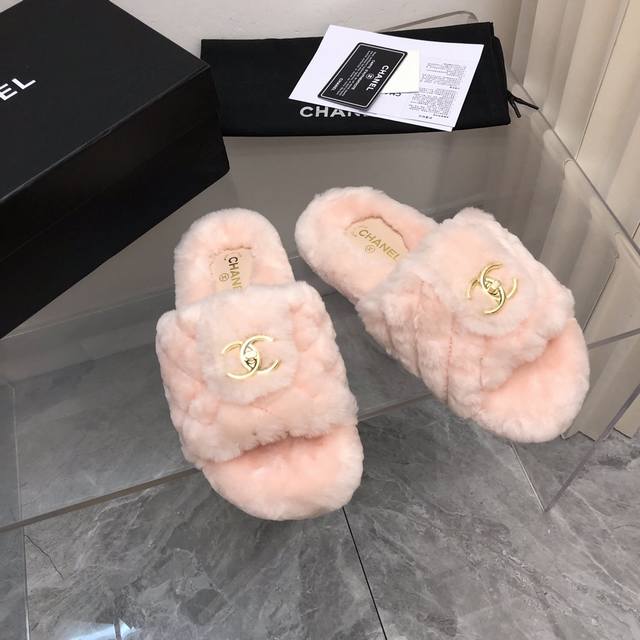 Chanel香奈儿24秋冬款新品毛拖绝对秋冬必备的单品之一小香水台厚底羊毛拖鞋 优质新颖毛皮菱格电绣鞋面搭配羊羔毛内里双c扣件 色泽完美不易氧化简约大气 精致感