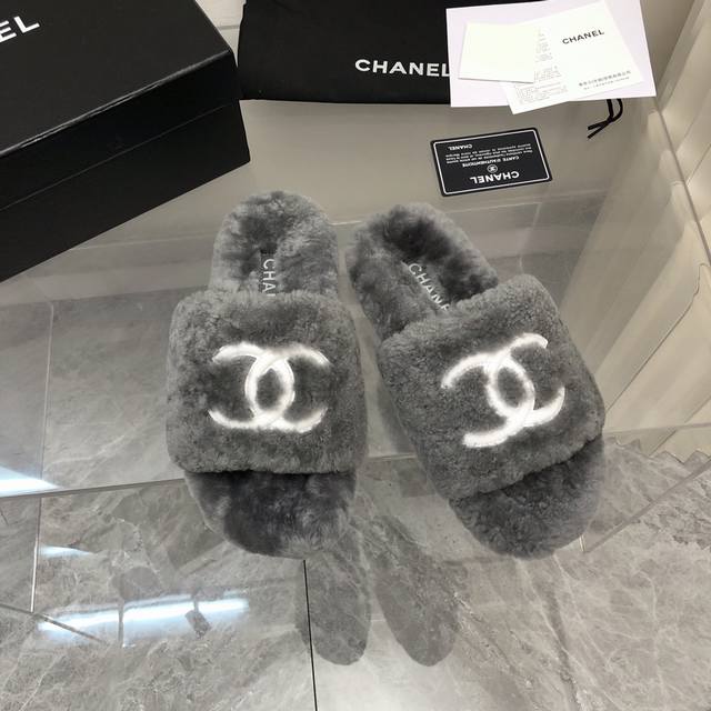 Chane*｜小香4 早秋新品字母毛拖 小香的鞋子从来不叫人失望，最懂女人心，这双毛毛拖着实有点惊艳，好看的时髦，脚感柔软舒适，满满的少女心，必入款！鞋面是欧洲