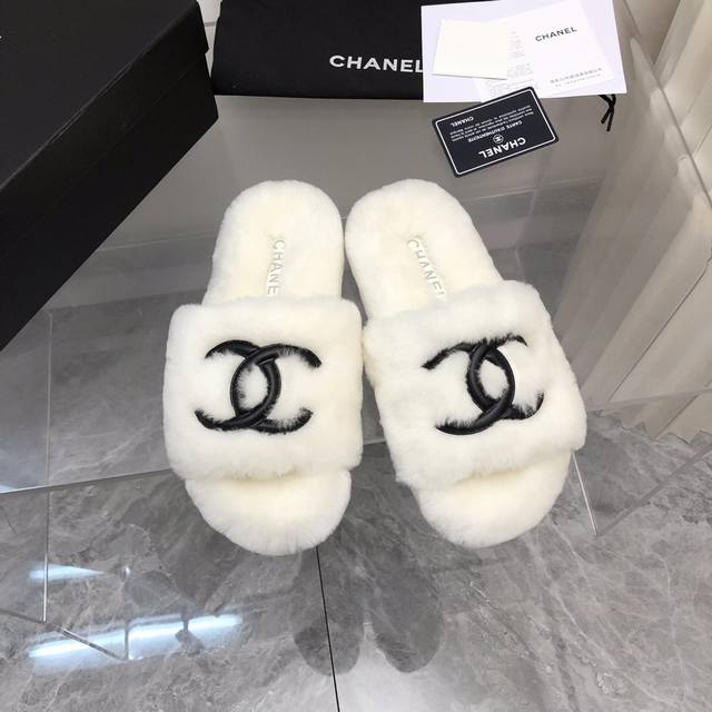 Chane*｜小香4 早秋新品字母毛拖 小香的鞋子从来不叫人失望，最懂女人心，这双毛毛拖着实有点惊艳，好看的时髦，脚感柔软舒适，满满的少女心，必入款！鞋面是欧洲