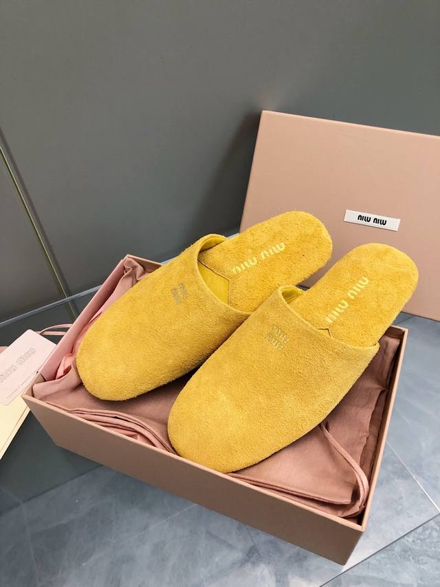 Miumiu 秋夏系列穆勒鞋拖鞋包头小羊皮半拖zp开发 原版拆卸 对版拖鞋秒杀市面版本 Miu真的太少女啦 超级柔软舒服的脚感 材料：原版磨砂皮 小羊皮 原版橡