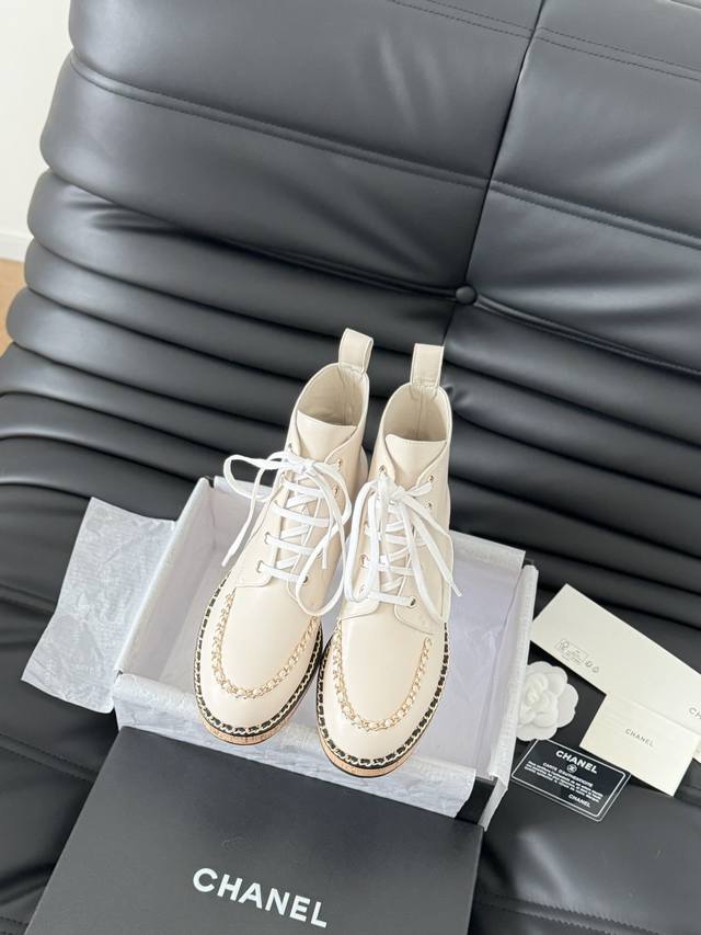 Chanel 小香24A新品蝴蝶结链条短靴 原版1:1复刻 经典中的经典 无论搭配裤装还是裙装都是完美 小圆头的设计很好的修饰脚型 小仙女们必备！ 鞋面采用进口