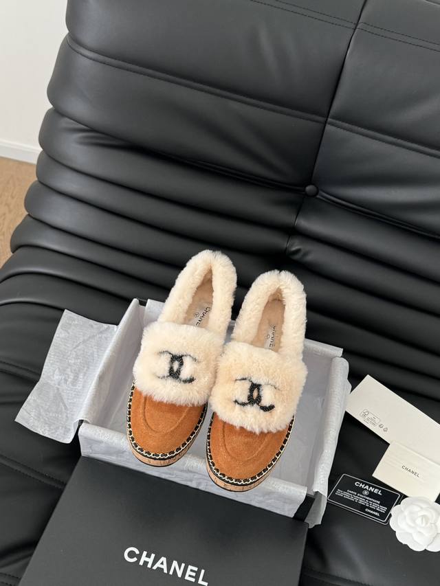 Chanel 24B新款雪地靴 秋冬暖心推荐 高品质认准我家实拍 穿腻了毫无特色的ugg 不妨来买这款，超级仙女的一款，内里隆丰羊皮毛一体，不计成本选用澳洲皮毛