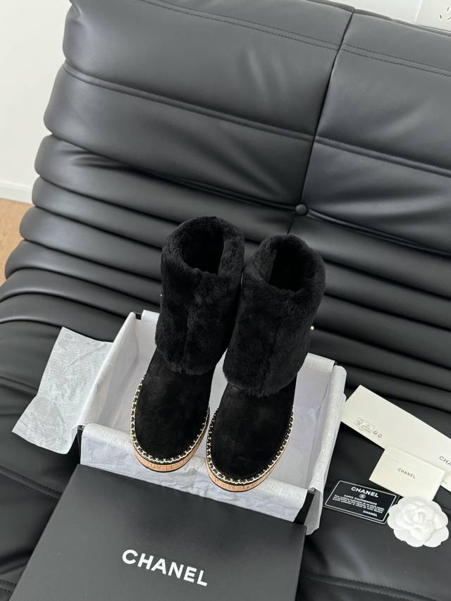 Chanel 24B新款雪地靴 秋冬暖心推荐 高品质认准我家实拍 穿腻了毫无特色的ugg 不妨来买这款，超级仙女的一款，内里隆丰羊皮毛一体，不计成本选用澳洲皮毛