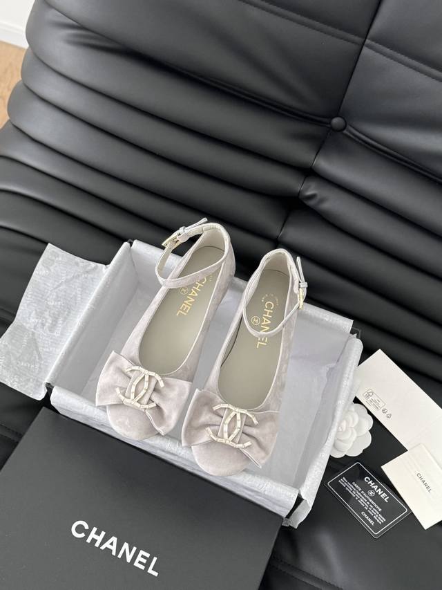 Chanel 24K走秀款玛丽珍单鞋 简约又不失甜美俏皮！ 鞋头经典拼色简约易搭，搭配一字带更加跟脚。 内里羊皮 真皮大底 Size:35-39 其他码数定做